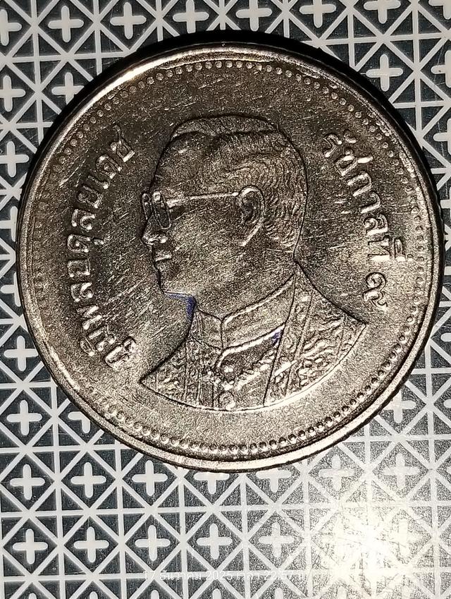 ชุดแบ่งปันต้อนรับปีใหม เหรียญ 2 สีทองปี 2559 มี 2 เหรียญ และ เหรียญ 2 บาท สีเงินปี 2549ี 1 เหรียญ และ เหรียญ 1 บาท ปี 2539 1 เหรียญราคาแบ่งปันจากใจคับ