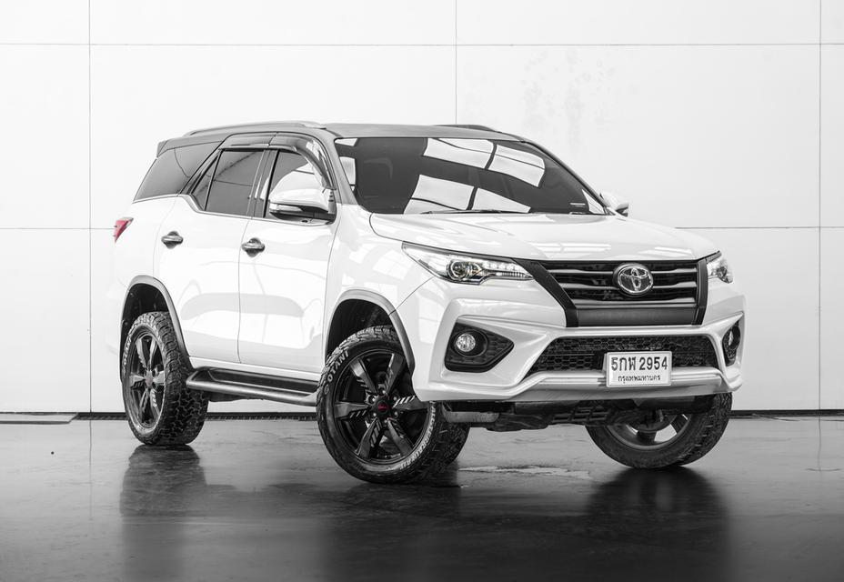 2016 TOYOTA FORTUNER 2.8 TRD Sportivo 4WD สีขาว ไมล์ 137087 กม.