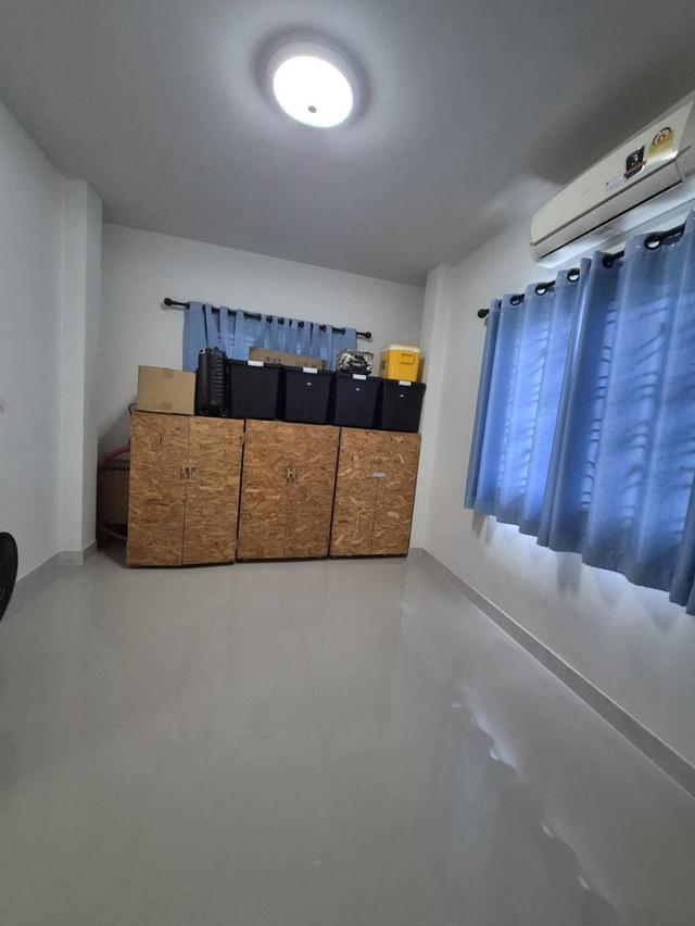 บ้านเดี่ยว 50 ตรว 2 ห้องนอน ติดแอร์ทั้ง 2ห้อง 2 ห้องน้ำ เครื่องทำน้ำอุ่น 1ตัว 1 ห้องโถง 1 ครัว มุ้งลวด แหล็กดัด ผ้าม่านอย่างหนากัน UV  จอดรถยนต์ได้ 2 7