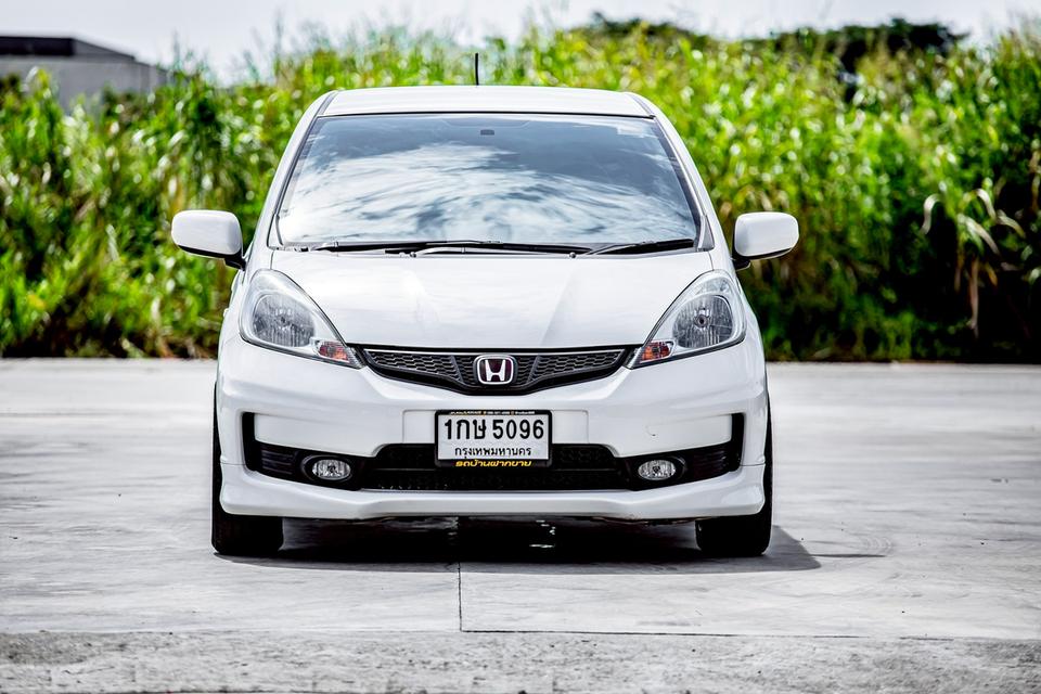 Honda Jazz 1.5 S ปี 2013 สีขาว มือเดียวป้ายแดง  2