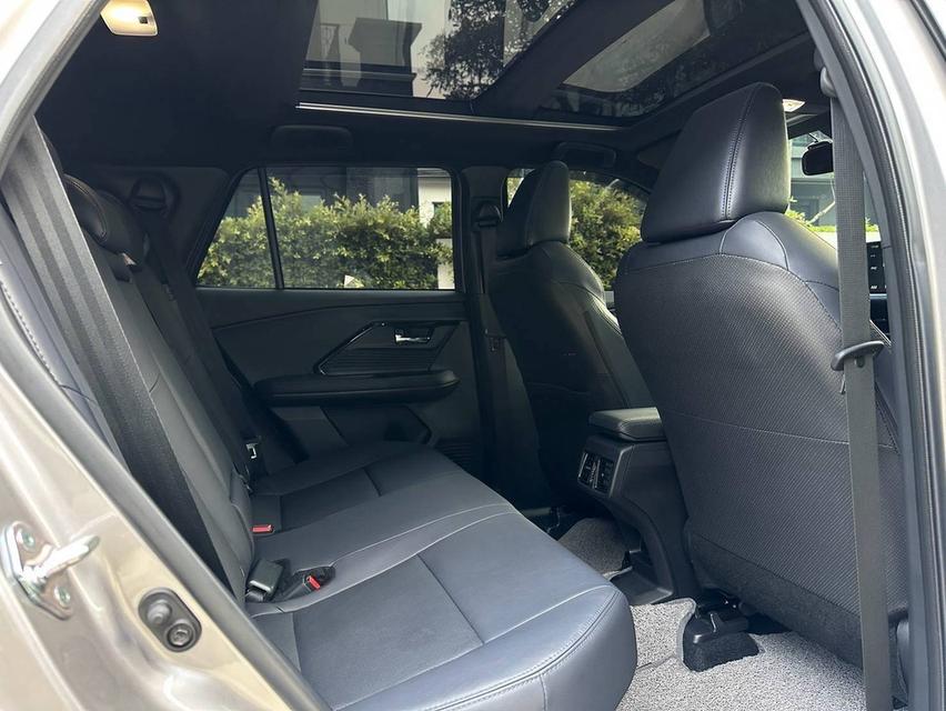 TOYOTA YARIS CROSS HYBRID PREMIER LUXURY หลังคาแก้ว (รุ่น TOP สุดของรุ่น) สีเทา รถปี 2024 รถมือเดียวตั้งแต่ป้ายแดงประวัติศูนย์ TOYOTA ทุกระยะ รูปที่ 11