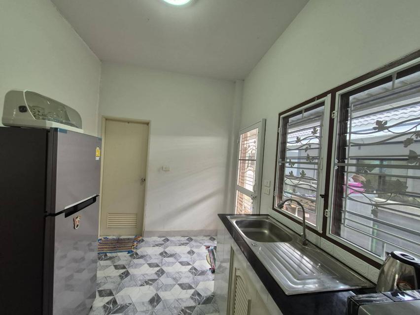 บ้านเดี่ยว 50 ตรว 2 ห้องนอน ติดแอร์ทั้ง 2ห้อง 2 ห้องน้ำ เครื่องทำน้ำอุ่น 1ตัว 1 ห้องโถง 1 ครัว มุ้งลวด แหล็กดัด ผ้าม่านอย่างหนากัน UV  จอดรถยนต์ได้ 2 11