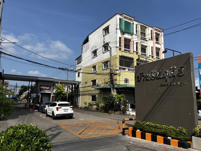 ขายด่วนทาวเฮาส์ 2 ชั้น (มือ 2) พร้อมอยู่ เจ้าของขายเองด้านหลังบ้านทำห้องครัวและส่วนซักล้างใหม่ ไม่ไกลจากรถไฟฟ้าเดินทางสะดวก 