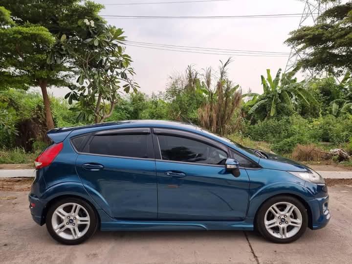 Ford Fiesta สีน้ำเงินดูดีมาก