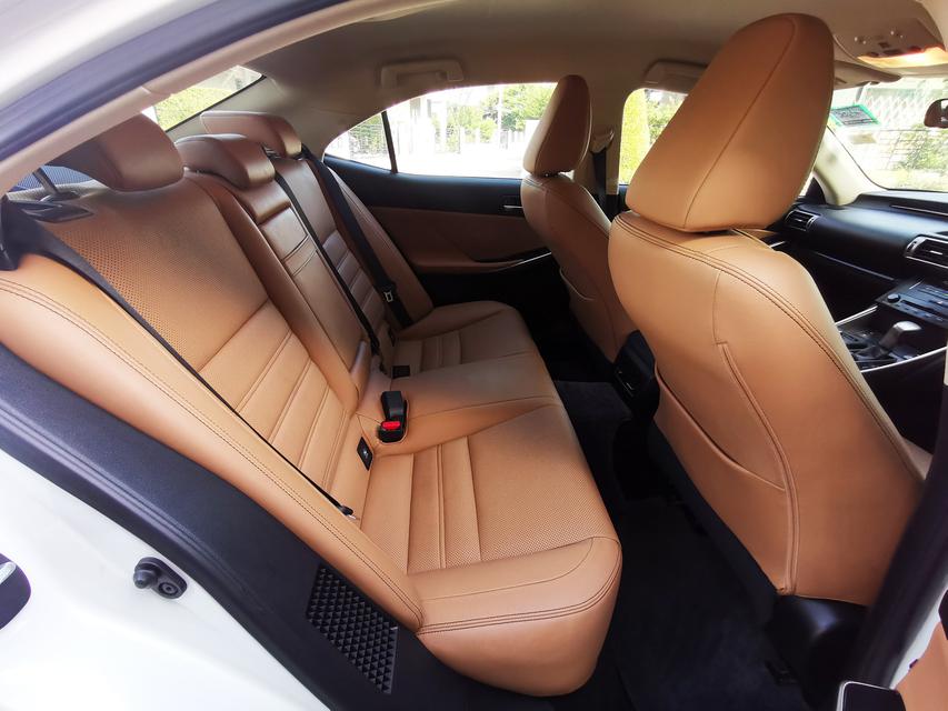 Lexus IS300h 2.5 Premium Hybrid (ปี 2015) Sedan AT 5