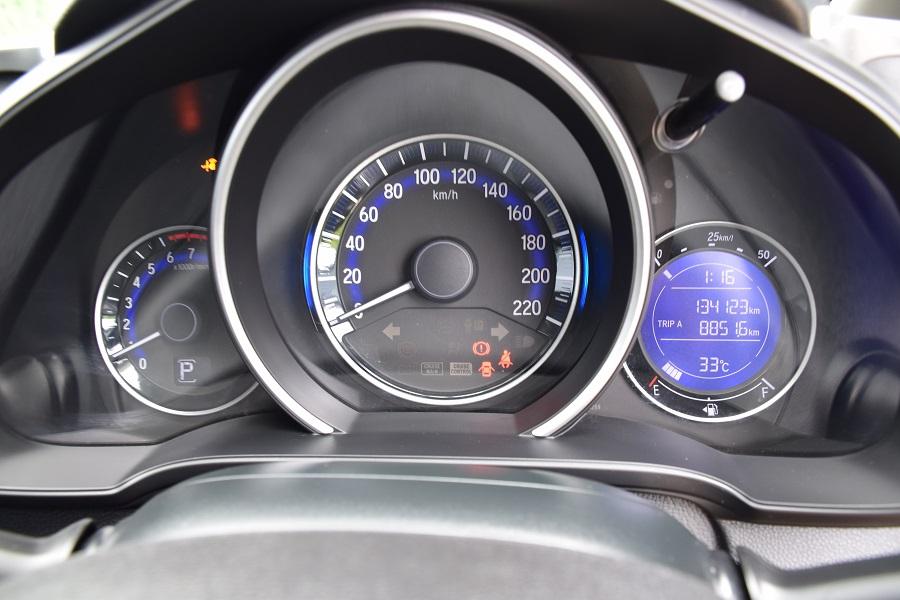 ปี2014จด15 ฟรีดาวน์ HONDA JAZZ GK เกียร์แพดเดิ้ลชิฟ SV / เบาะหนังแท้ แอร์จอ ครุสคอลโทล กุญแจคีเรท จอ กล้องหน้าหลังABS AIRBAG โทร0957401229 ไอดีไล UTBP