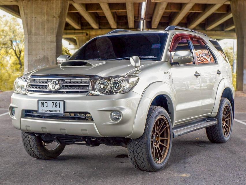 Toyota Fortuner 3.0V เกียร์ Auto 4WD สีบรอนซ์ทอง ปี 2005