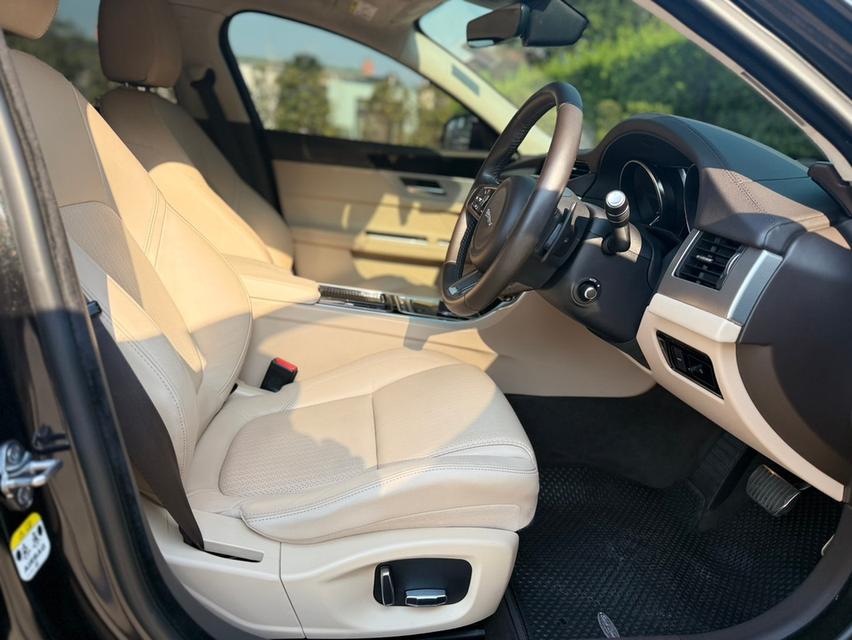 Jaguar​ xf​ 2.0 l 2019  16