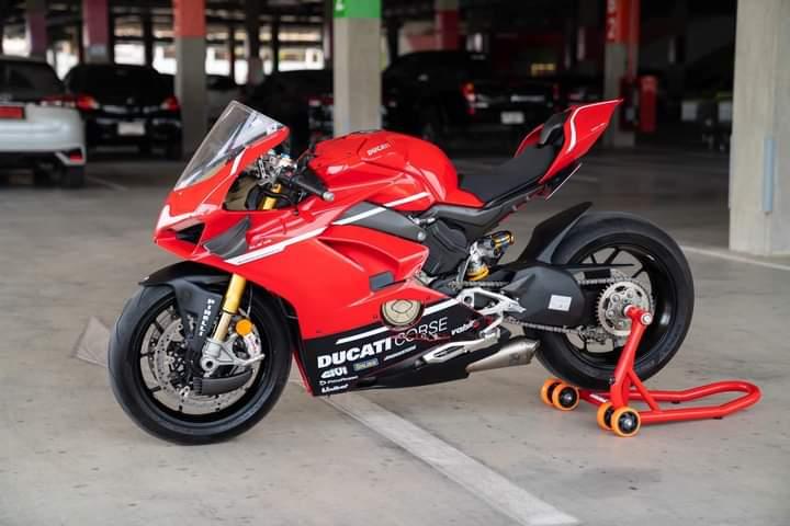 Ducati Panigale สีแดง