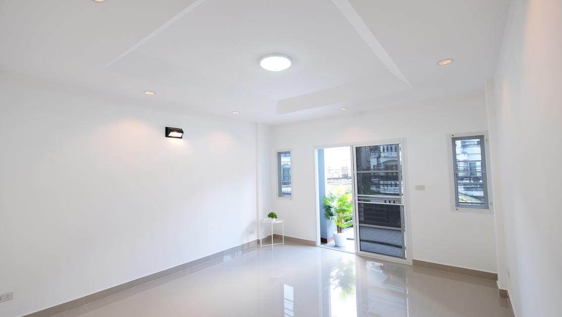 ให้เช่า TownHome 4 ชั้น Renovate ใหม่ทั้งหลัง! 5 ห้องนอน 3 ห้องน้ำ 1 ห้องครัว 12