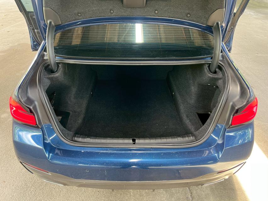 BMW 520d M Sport LCI AT ปี 2023  รถสวยมือเดียว ดีเซล 20