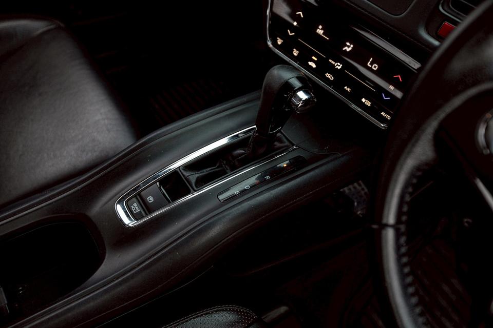 Honda Hrv 1.8E limited ปี 2017 มือเดียวป้ายแดง เบาะไฟฟ้า สีเทา  17