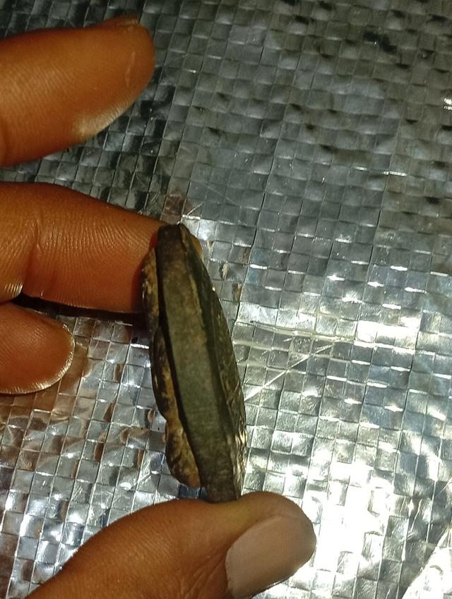 พระปิดตาหลวงปู่โต๊ะจัมโบ้ 2เพิ่งแกะออกจากกล่องถ่ายรูปสดๆเลยครับก่อนหน้านี้เรียบก่อนหน้านี้เลี่ยมกรอบกันน้ำอย่างหนาเลยเคยแขวนมานานแล้วครับถ่ายรูปให้เห็ 2