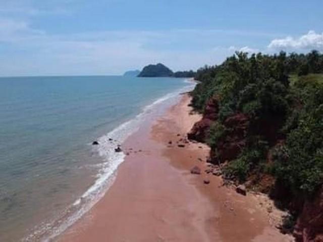 ขายที่ดินติดทะเล หาดฝั่งแดง อันซีนไทยแลนด์ หนึ่งเดียวในสยาม ขนาดที่ดิน 4 ไร่ ขายราคาไร่ล่ะ 3.5 ล้านบาท ค่าใช้จ่ายในการโอ 5