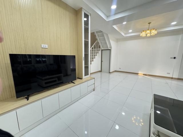 ทาวน์โฮมหมู่บ้านอยู่เจริญ รัชดาภิเษก ห้วยขวาง 5 ห้องนอน 2 ห้องน้ำ บ้านใหม่ ครื่องใช้ไฟฟ้าครบ พร้อมเข้าอยู่ 2