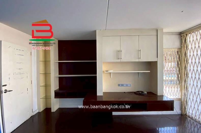 ทาวน์โฮม ซิตี้ทาวน์โฮมลาดพร้าว 80 (ใกล้ตลาดสะพานสอง) เนื้อที่ 22.8 ตรว. แขวงวังทองหลาง เขตวังทองหลาง 10