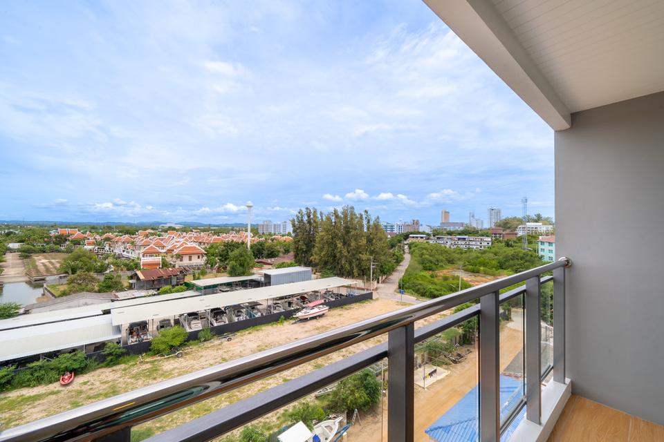 Whale Marina Condo Beachfront Najomtien 11