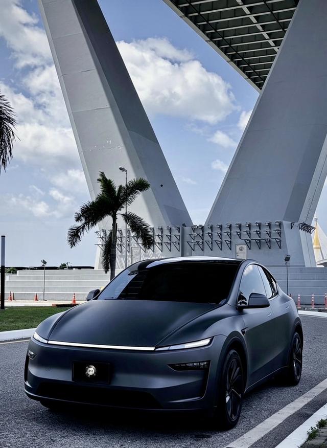 2025 Tesla Model Y long range AWD ** LAUNCH SERIES ** Limited Edition รูปย่อยที่ 1