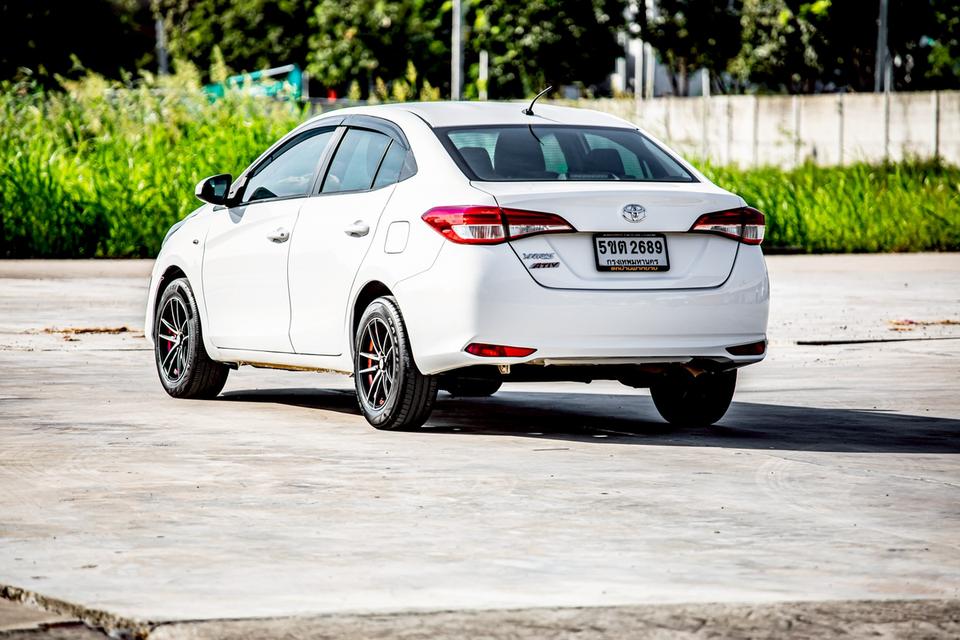 Toyota Yaris Ativ 1.2E ปี 2018 สีขาว มือเดียวป้ายแดง 8