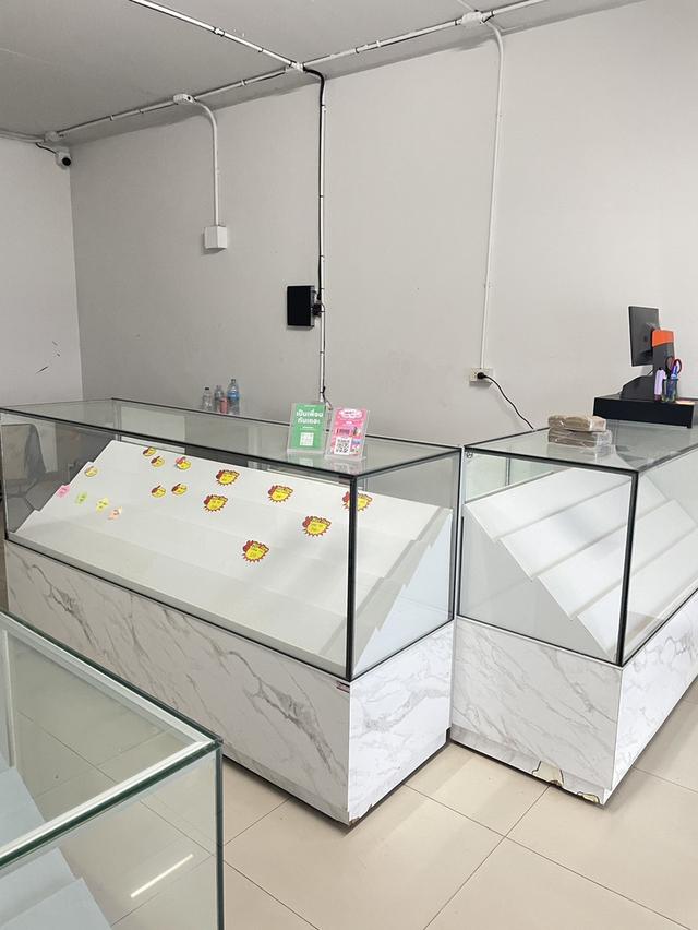 ตู้โชว์โทรศัพท์สามตู้โชว์