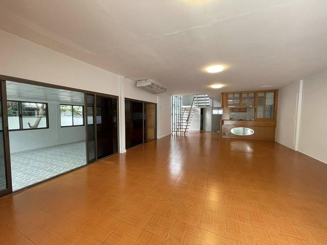 P555 ให้เช่า บ้านเดี่ยว ซอยรัชดาภิเษกซอย 19 วิภาวดีรังสิต 16 ใกล้ MRT รัชดา เดินทางสะดวก บ้านมีพื้นที่มีสวนบรรยากาศร่มรื่น 3