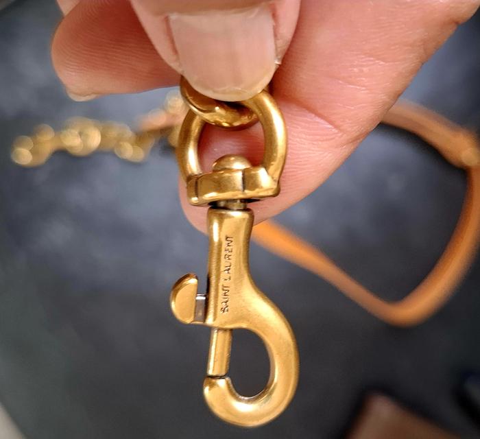 Saint Laurent (YSL) รุ่น Niki ในวัสดุ Vintage Leather (หนังวัวฟอกสไตล์วินเทจที่มีความเงาและยับเป็นเอกลักษณ์) รูปที่ 3