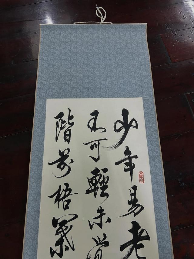 ศิลปะภาพเขียนภาพเขียนภูกันจีนเก่า ขอบผ้าไหม แกนไม้ 6