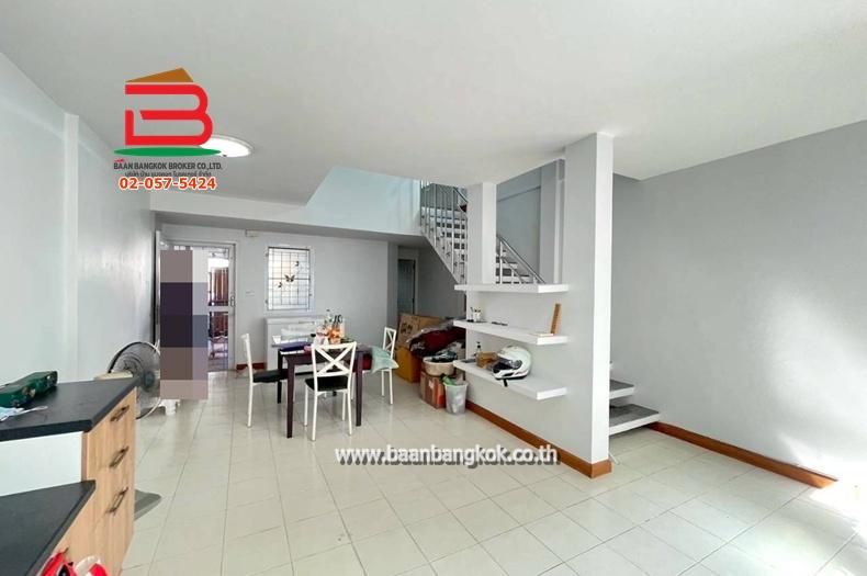 ทาวน์โฮม หมู่บ้าน เมอริทเพลส (ลาดพร้าว 87 แยก 10) เนื้อที่ 18.8 ตรว. ใกล้CDC เลียบด่วน ถนนลาดพร้าว แขวงวังทองหลาง เขตวังทองหลาง 3