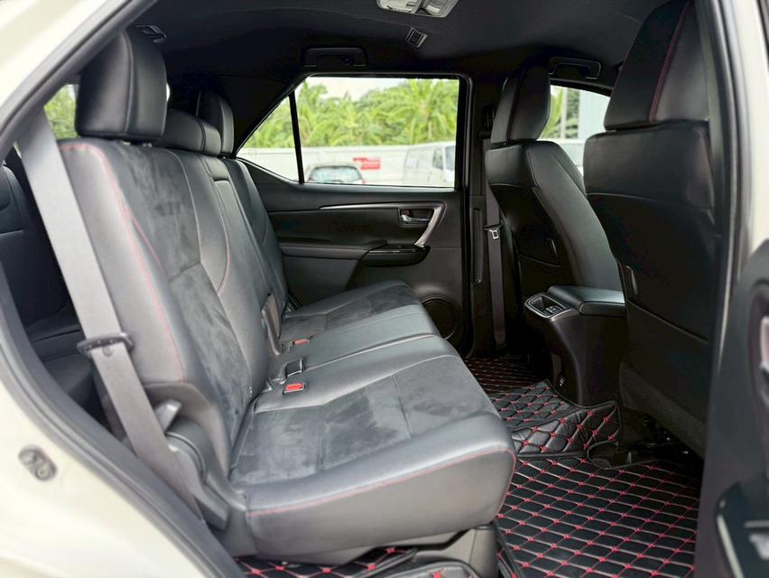 TOYOTA FORTUNER 2.8 GR SPORT 4WD BLACKTOP ปี 2022 โฉม ปี15-ปัจจุบัน สีขาวหลังคาดำ รูปที่ 9