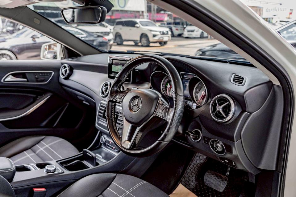 รหัสรถ NP1673 รุ่นรถ : BENZ GLA200ปีรถ : 2015 16