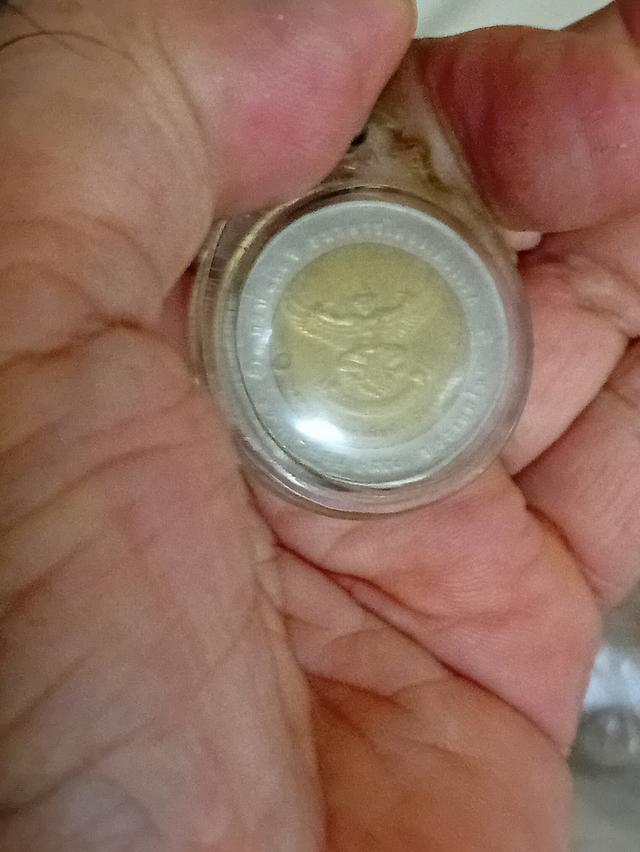 เหรียญ10บาทครบ100ปีธนาคารแห่งประเทศไทย2รัชกาล2บารมีคือรัชกาลที่5และที่9หลังครุฑออกปี2550 รูปที่ 2