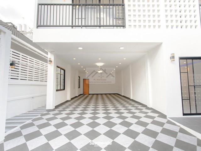 ขายโฮมออฟฟิศ 4 ชั้น 800 ตรม. 7 ห้องนอน ซอย 20 มิถุนา รีโนเวทใหม่ ใจกลางห้วยขวาง สุทธิสาร ห้วยขวาง ใกล้ MRT สุทธิสาร 2