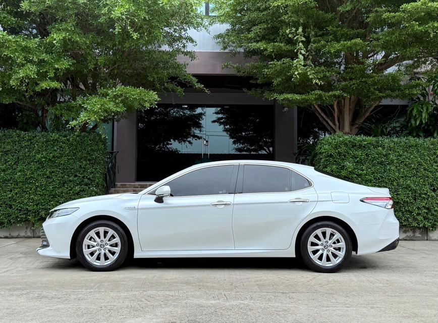 2021 TOYOTA CAMRY HV PREMIUM รถมือเดียว 70,000 กม สภาพป้ายแดง เข้าศูนย์ทุกระยะ รถไม่เคยมีอุบัติเหตุครับ