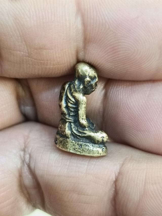 พระหล่อรูปเหมือนหลวงปู่ทิม อิสริโก รุ่นไตรมาส ปี พ.ศ.2518 เนื้อนวะโลหะ 3