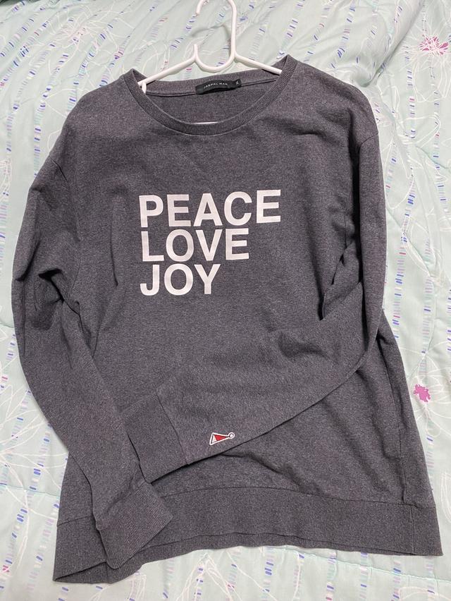 เสื้อสเวตเตอร์สีเทาเข้ม Jaspal แบรนด์ไทยดีไซน์เก๋✨ลายตัวอักษร “PEACE LOVE YOU”