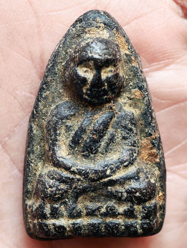 หลวงปู่ทวดเนื้อว่าน วัดช้างให้ พิมพ์กรรมการ เก่า เนื้อจัดๆ รูปที่ 6