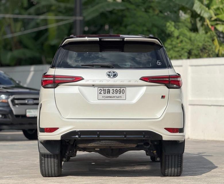 ปี 2022 TOYOTA FORTUNER, 2.8 GR SPORT BLACK TOP 4WD โฉม ปี15-ปัจจุบัน สีขาว ไมล์แท้ 44,313