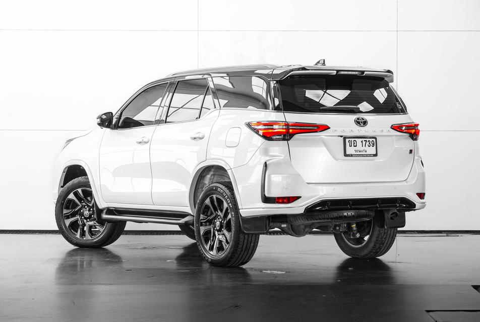 2022 TOYOTA FORTUNER 2.8 GR SPORT BLACK TOP 4WD SUV สีขาว-ดำ เลขไมล์ 27929 กม. 5