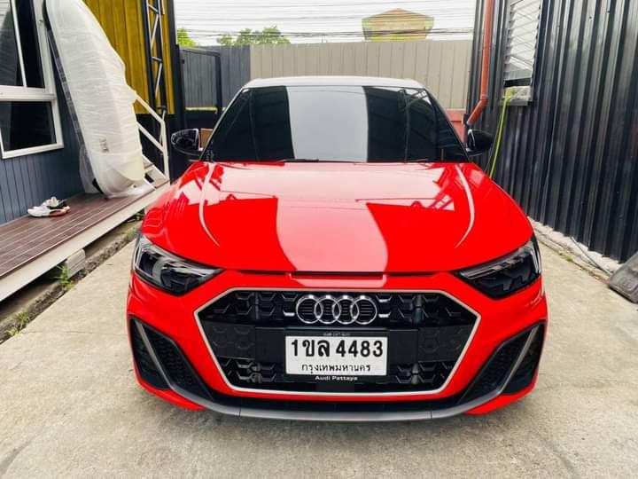 Audi A1 สีแดงสด