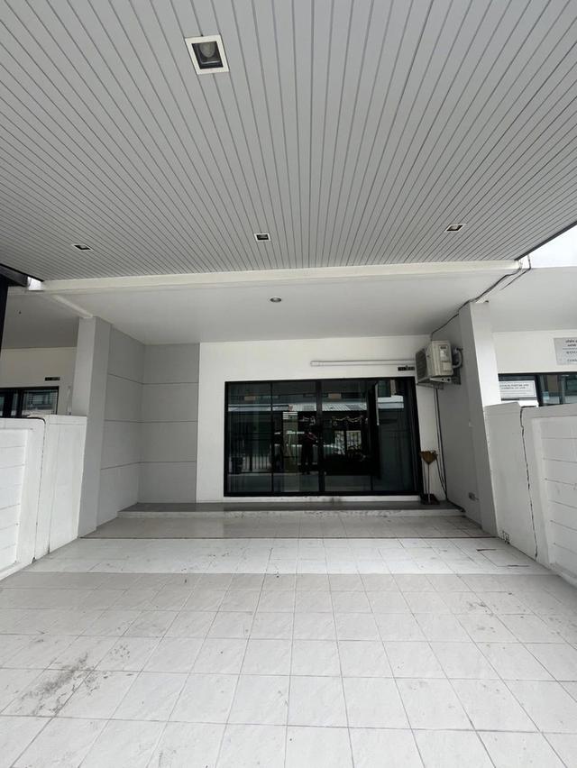 🏢✨ ให้เช่าด่วน! ทาวน์โฮม 3 ชั้น Trio ร่มเกล้า 197 ตร.ม. 2 นอน 3 น้ำ ธุรกิจ/อยู่อาศัยได้ 🔑 22,000 บาท/เดือน 1