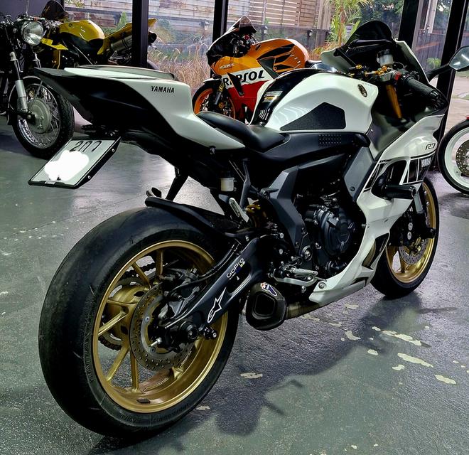 Yamaha R7