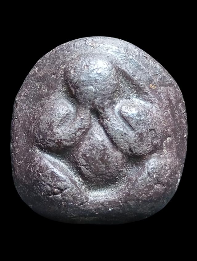 พระปิดตา ล พ โต วัดเนิน ชลบุรี พิมพ์ เข่ายก เนื้อ ผงคลุกรัก ชุบรัก