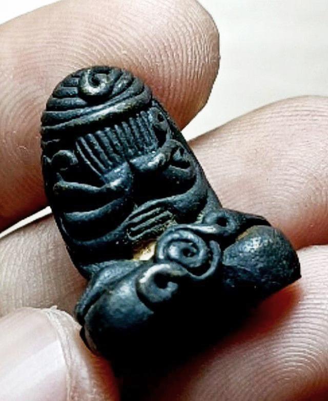 พระปิดตาเนื้อโลหะเก่า 2