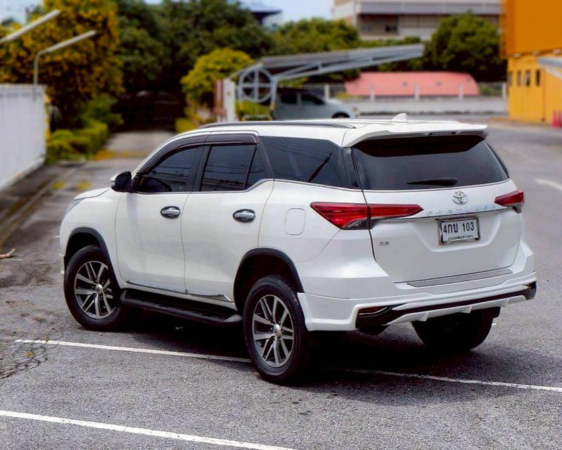 Toyota Fortuner 2.8 V เกียร์ออโต้ สีขาวมุก ปี 2015 7
