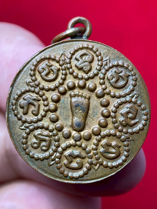เหรียญรอยพระพุทธบาท วัดเขาบางทราย"รุ่นแรก"พิมพ์ใหญ่ เนื้อทองแดง ปี 2461 รูปย่อยที่ 4