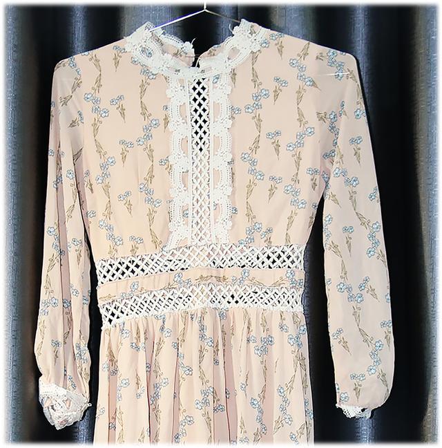 เดรสลูกไม้คอตั้งแขนยาวลายดอกไม้ หรือ Lace Yoke Floral Midi Dress with Long Sleeves @SP044 6