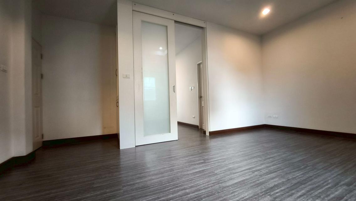 ขายทาวน์โฮม 3 ชั้น สไตล์บ้านเดี่ยว หลังมุม ทำเลศักยภาพ 12
