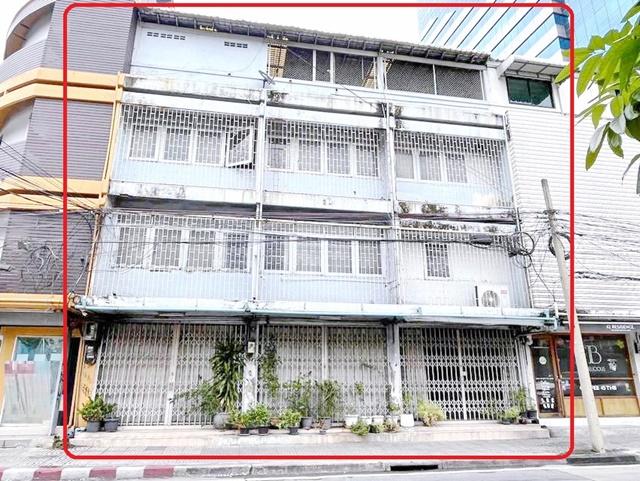 BTSเอกมัย 349ม. ทองหล่อ 7-Eleven130ม. สุขุมวิท38-48 ให้เช่าอาคาร 3คูหา 4ชั้น Hostel 18ห้อง 800ตรม. รพ. สมิติเวช สุขุมวิท 2