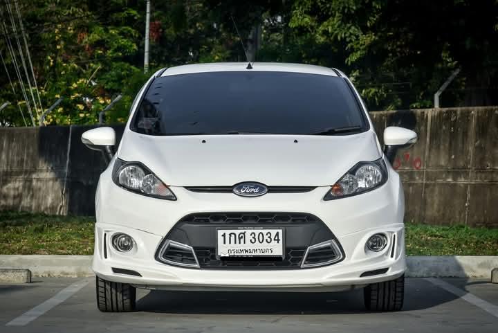 Ford Fiesta สีขาว