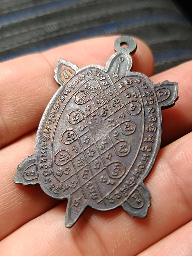  หลวงปู่หลิว วัดไร่แตงทอง จ.นครปฐม ) เหรียญเต่ารุ่นปลดหนี้ 4